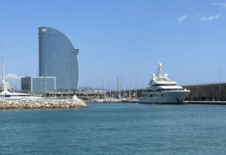 Passeio de catamarã solar por Barcelona