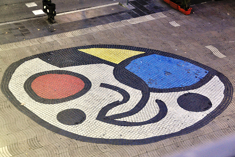 Mosaico de Miró no Bairro Gótico em Barcelona