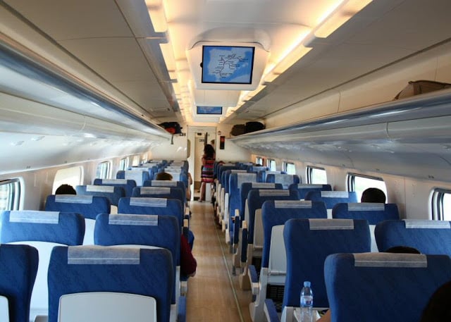 Interior do trem com destino à Paris
