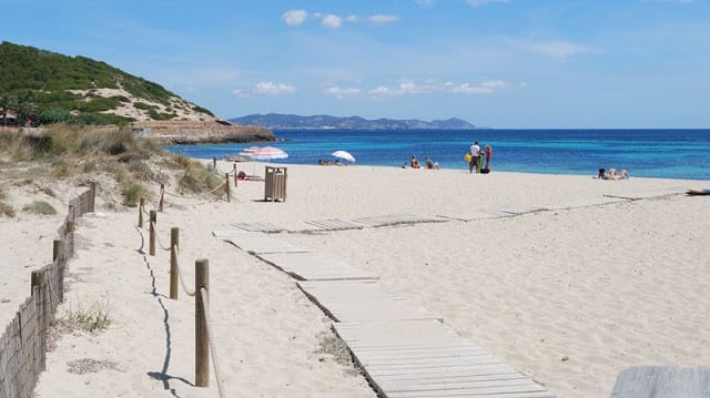 Praia Es Cavallet em Ibiza