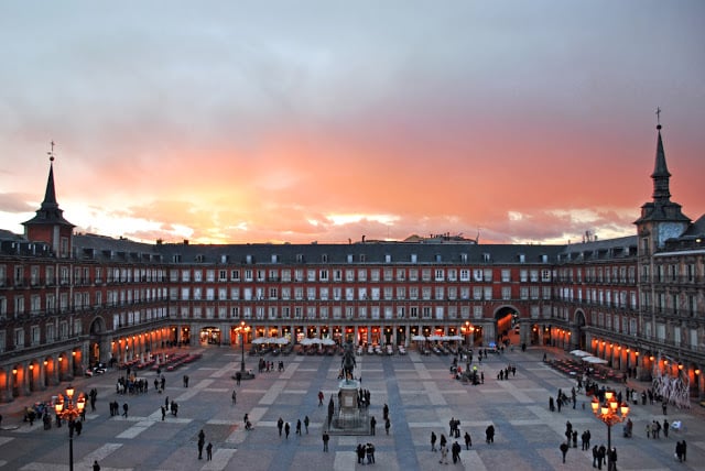 Pôr do sol na Plaza Mayor em Madri 