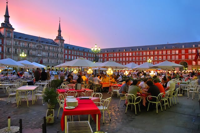 Restaurantes e movimento na Plaza Mayor de Madri