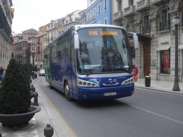 De ônibus do aeroporto ao centro de Granada