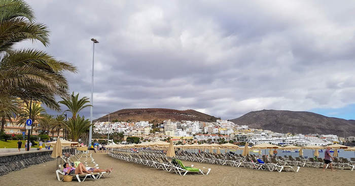 Espreguiçadeiras na Praia de los Cristianos em Tenerife