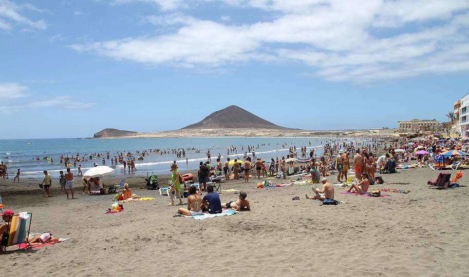 Pessoas na Praia de El Médano em Tenerife