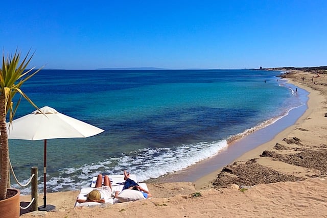 Praia Cala Es Cavallet em Ibiza 