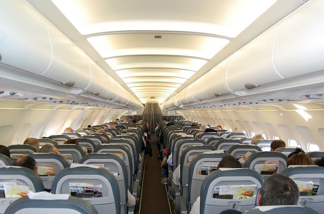 Interior do avião com destino a Barcelona