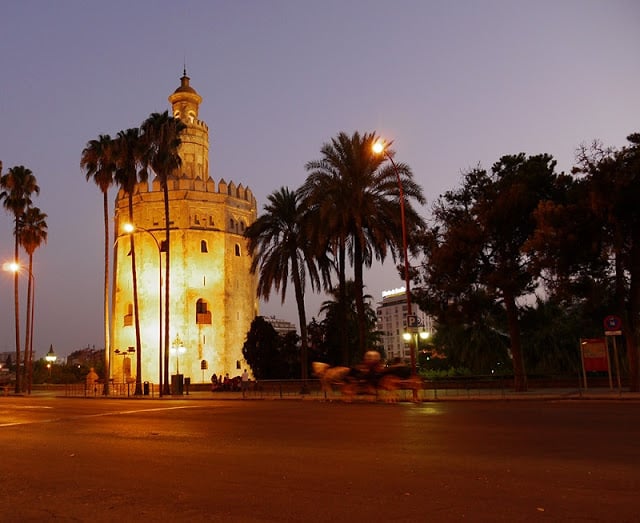 Torre del Oro à noite