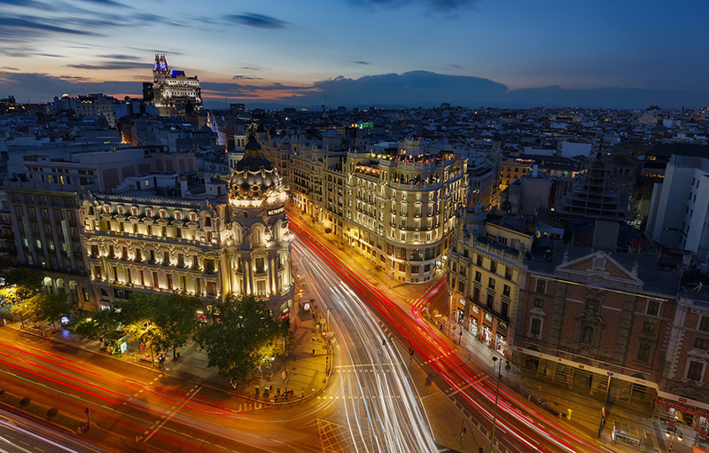 Vista aérea e noturna da cidade de Madri