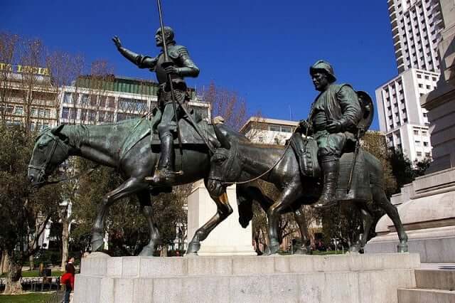 Elementos da Plaza de España - Fonte de Miguel de Cervantes