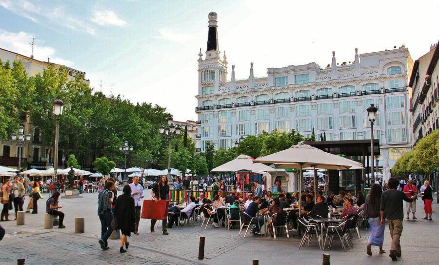 Movimento na Plaza de Santa Ana