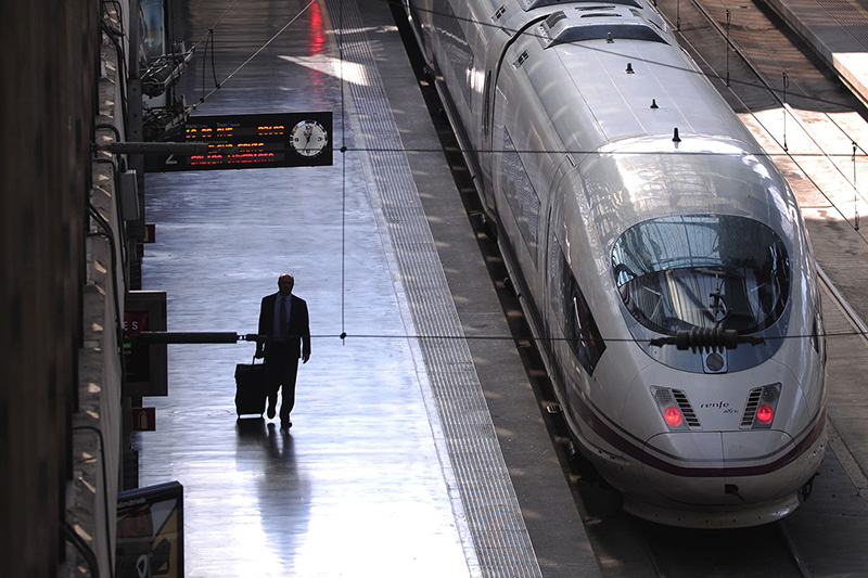 Estação de trem com trajeto de Paris para Madri