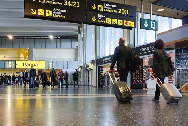 Pessoas no aeroporto de Valência - Espanha