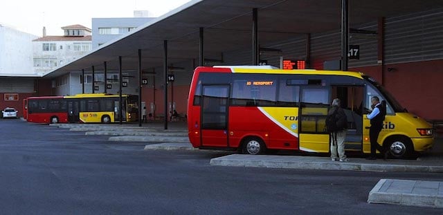 De ônibus do aeroporto ao centro de Menorca 