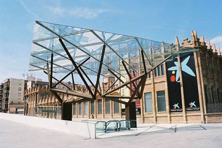 Fachada do CaixaForum em Barcelona