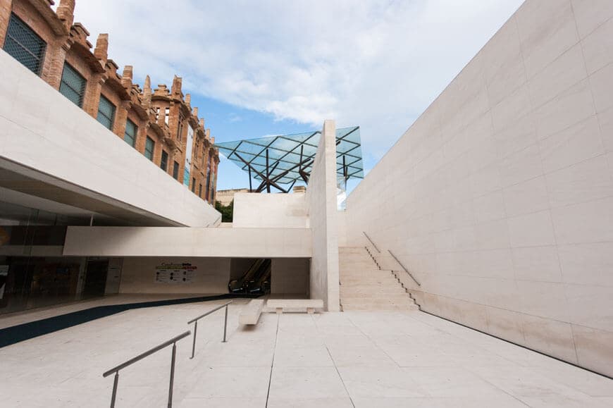 CaixaForum em Barcelona - fachada da fábrica e entrada