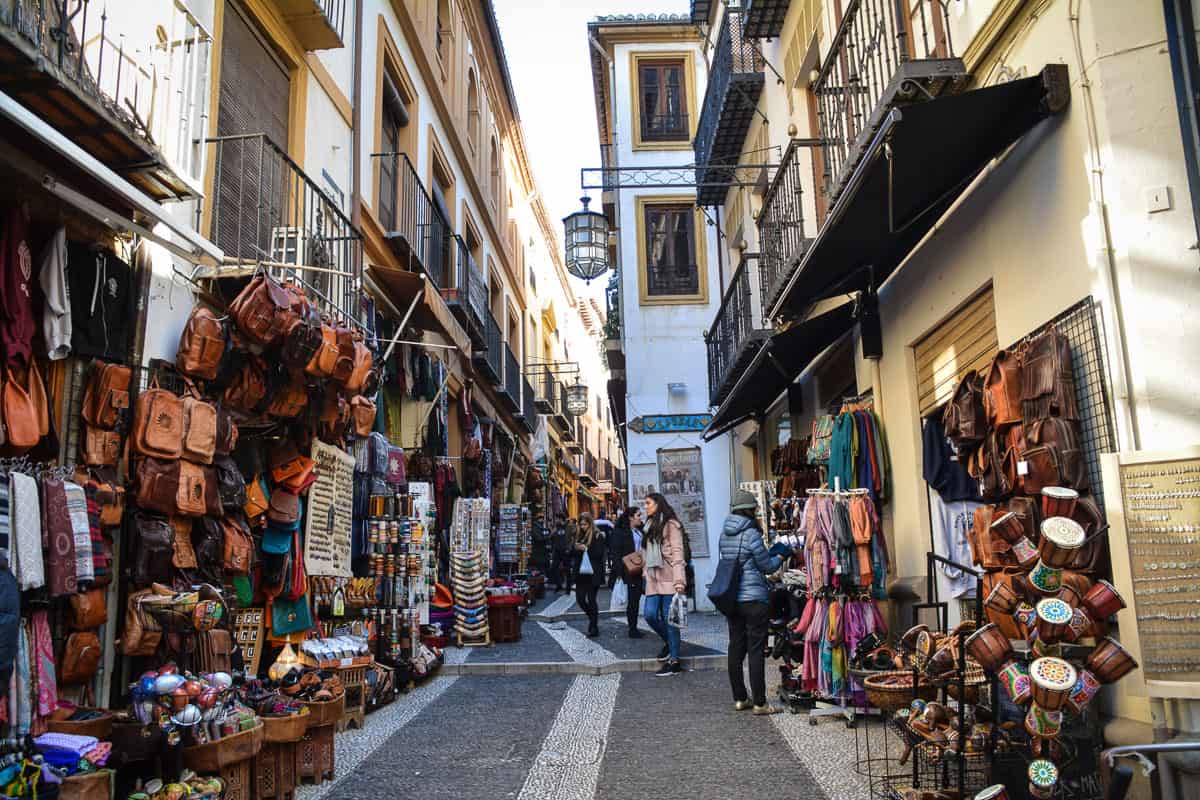 Rua para comprar lembrancinhas em Granada