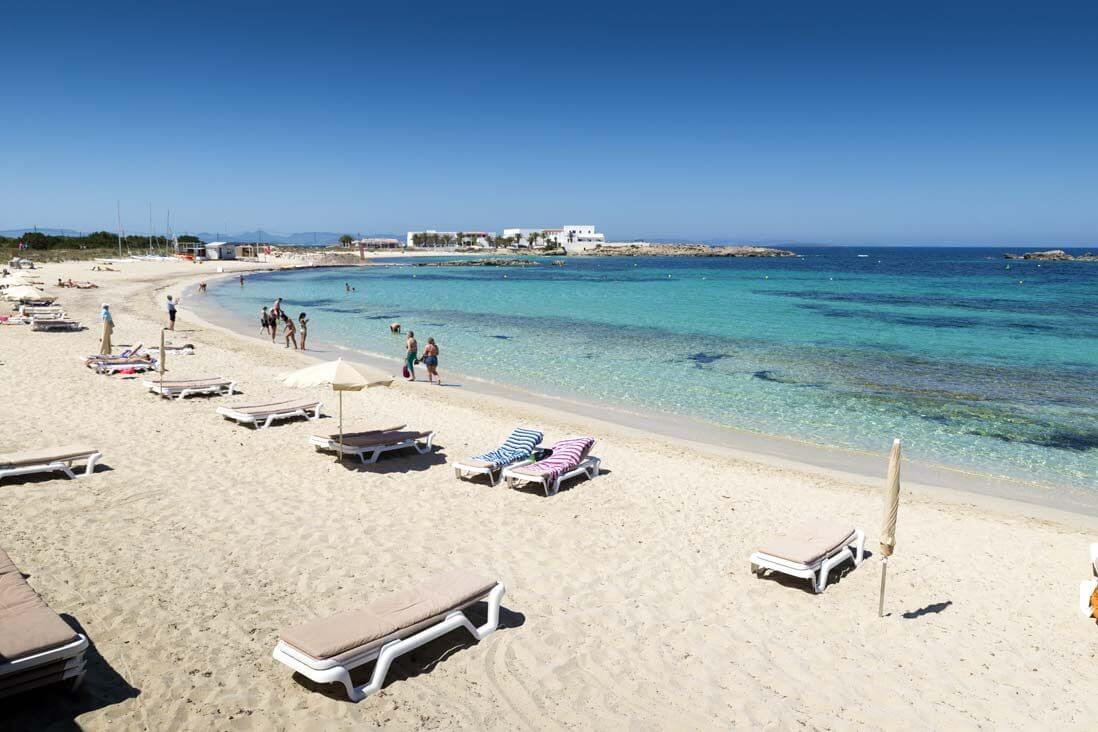 Praia de Es Pujols em Formentera