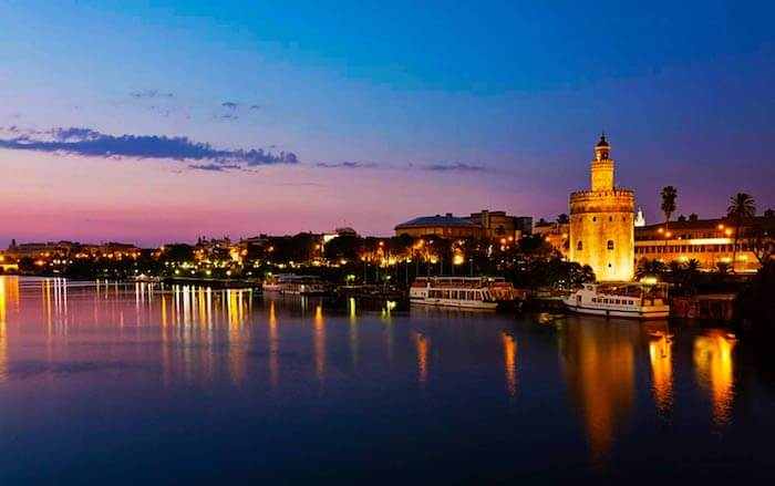 Vista de Sevilha à noite