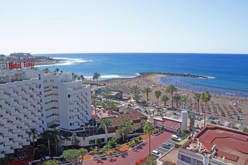 Paisagem da Playa de las Americas em Tenerife