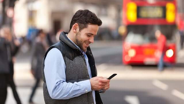 Viajar sozinho para Barcelona - celular